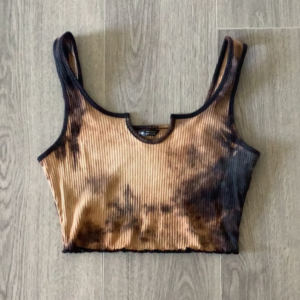 Woman cropped tank top in medium.